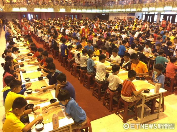 ▲第11屆華聲盃全國圍棋錦標賽，10日上午在台南高商中正樓競技，吸引約7百多位參賽者對弈。（圖／記者林悅攝）