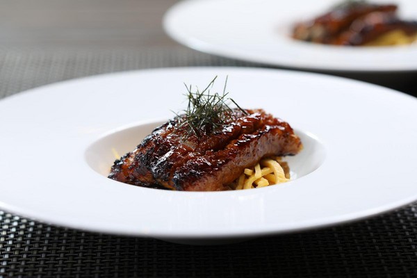 「黑鰻鰻魚飯」選用肉質Q彈的台灣黑鰻，越光米飯上鋪上蛋絲、淋上醬汁，十足開胃。