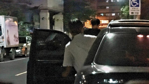 8/14 20：52 陳欣儀和謝宏博上車關門幾乎動作同步，很有特勤人員機警迅敏的特質。
