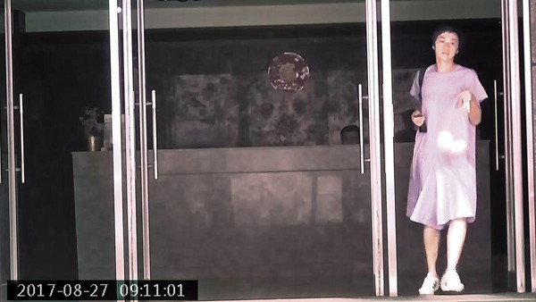 8/27 09：11 週日謝宏博出門上班，休假中的陳欣儀穿上連身洋裝展現不同丰韻。