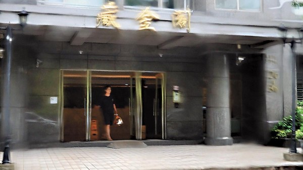 9/2 07：20 謝宏博只要休假就會到藏金閣過夜，9月2日他仍在7時許出門上班。