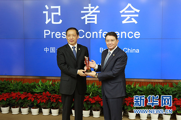 中國國家旅遊局局長李金早與聯合國世界旅遊組織秘書長瑞法依。（圖／翻攝自新華網）