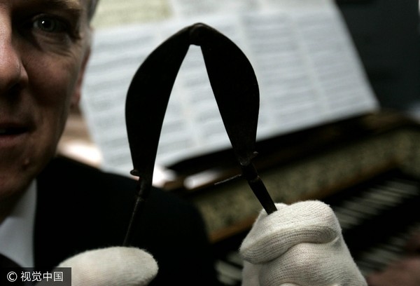 ▲▼英國博物館展出的18世紀閹人歌手的閹割工具。（圖／CFP）