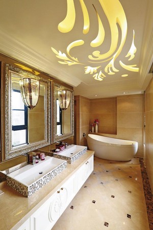 浴廁採雙洗手台設計，搭配高級浴缸，可見當時規劃的用心。