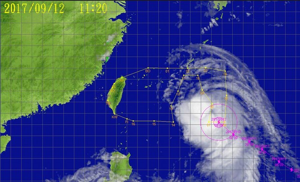 ▲氣象局傍晚17時啟動泰利颱風飛機投落送觀測。（圖／氣象局提供）