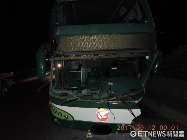 ▲阿羅哈客運在中山高發生6死車禍，6名罹難者中有5人坐在左側位置。（圖／記者林裕豐翻攝）