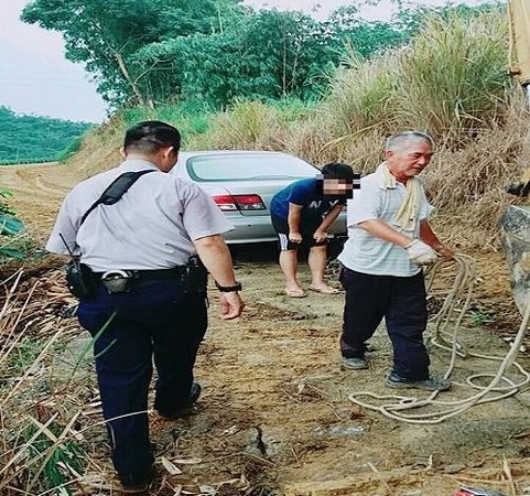 ▲GPS導航鬼月出包，大白天出遊誤陷鳳梨田。（圖／取自嘉義縣警局臉書專頁）