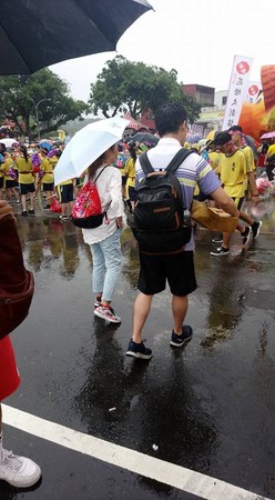 300國中生義民祭表演淋雨4小時　學生爆料： 衣服最下襬都擠出水！（圖／翻攝自「爆料公社」，下同）