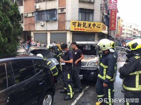 ▲▼台中青島路一段小貨車無故自燃。（圖／記者莊智勝翻攝）