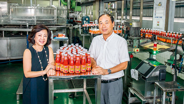 ▲台南工廠生產線上，這款橘底紅標的可果美經典番茄醬，就是可果美存活至今的秘密武器。（圖／商業周刊／攝影賴建宏）