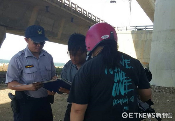 ▲颱風將襲竟還有人到海邊垂釣，新莊警勸導撤離。（圖／記者林煒傑翻攝）