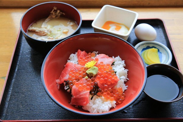 「中鮪肚鮭魚卵丼」鮪魚搭配鮭魚卵，好吃到完食。（1,500日圓／份，約NT$412）
