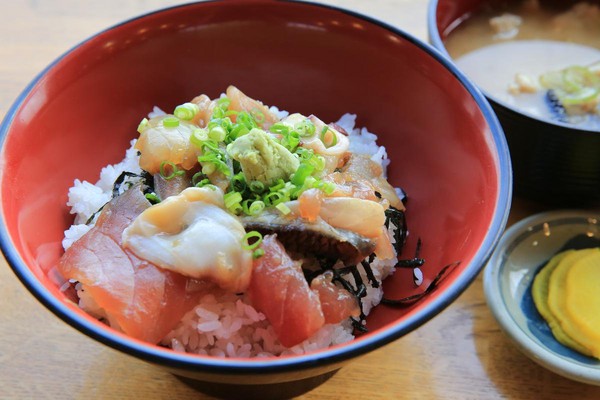 「健康丼」以當天鮮魚為主角。（650日圓／份，約NT$178）