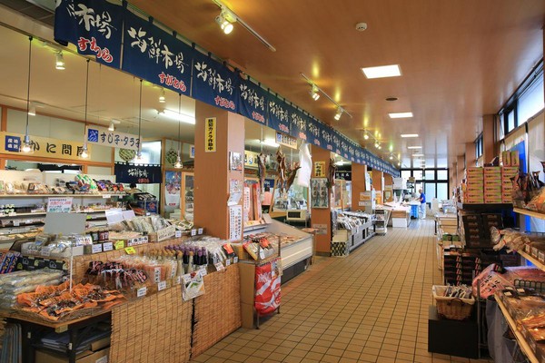 一樓的「菅原鮮魚海鮮市場本舖」，有新鮮及加工海鮮。