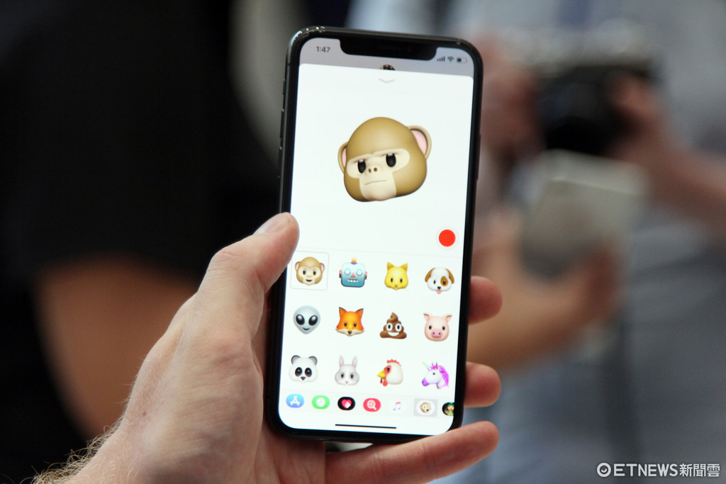 ▲iPhone X動手玩。（圖／記者洪聖壹攝）