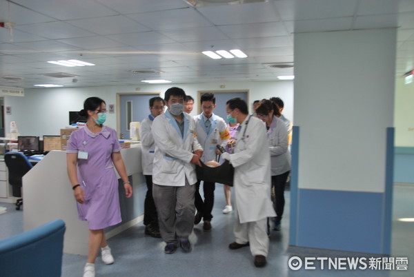 ▲台南市郭綜合醫院，13日上午舉行防火防震演習，醫護人員即刻疏散病友離開火場。（圖／醫院提供）