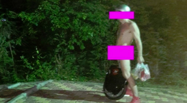 ▲一名德國男子全身赤條條的在泰國一邊溜電動獨輪車一邊自慰。(圖／翻攝自Coconut網)