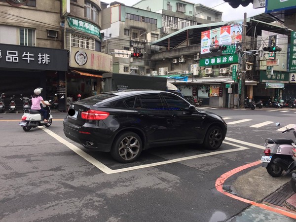 ▲機車待轉區當停車格　三寶淡定買豆漿（圖／翻攝自爆料公社官網）