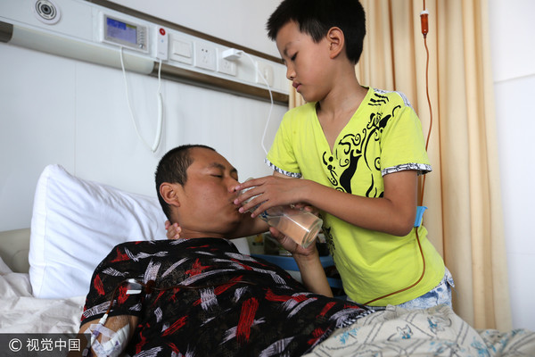 ▲湖北10歲童莫鈞賢，父親患生殖細胞瘤正在接受化療，想到到母親也被診斷出罹患血癌。（圖／CFP）