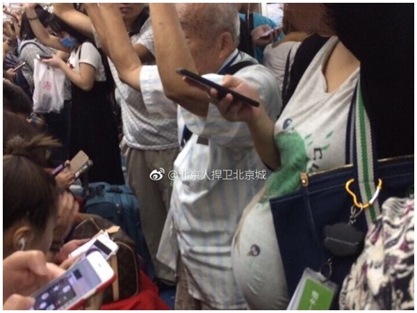 ▲▼讓座是不是道德綁架？微博「北京人捍衛北京城」PO出一張車廂擠滿人，一排年輕人坐在椅子上玩手機，但前面卻有一名老人及孕婦的照片，「咱不道德綁架，就想問問你們，如果是你，你會讓座嗎？」引起網友熱烈討論。。（圖／翻攝微博「北京人捍衛北京城」）