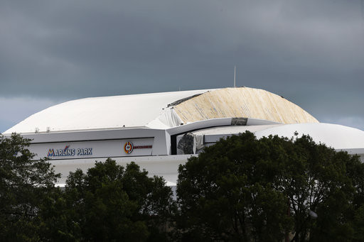 ▲艾瑪颶風重創佛羅里達州，馬林魚主場屋頂部分被掀開        。（圖／達志影像／美聯社）