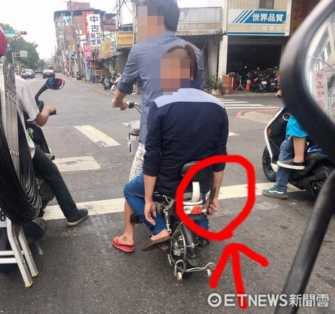 ▲▼民眾拍下騎乘電動腳踏車男子持刀械閒晃，疑似尋找下手目標。（圖／翻攝自我是新莊人）