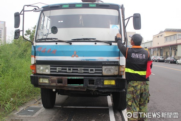 ▲台南市環保局9月份起，對工業區無標章柴油車攔查，超標即開罰。（圖／環保局提供）