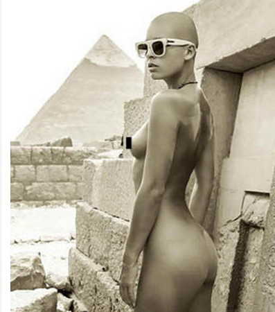 ▲比利時女模芭本因裸拍遭埃及警方逮捕入獄。她嗆聲說：「我還要再脫！」(圖／翻攝自網路)