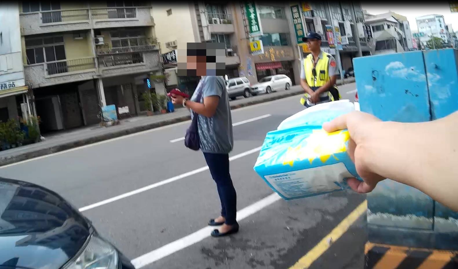 台南市一名婦人要趕到醫院見癌末丈夫最後一面，但都攔不到計程車，經警方協助才終於坐上小黃。（圖／記者陳俊宏翻攝）