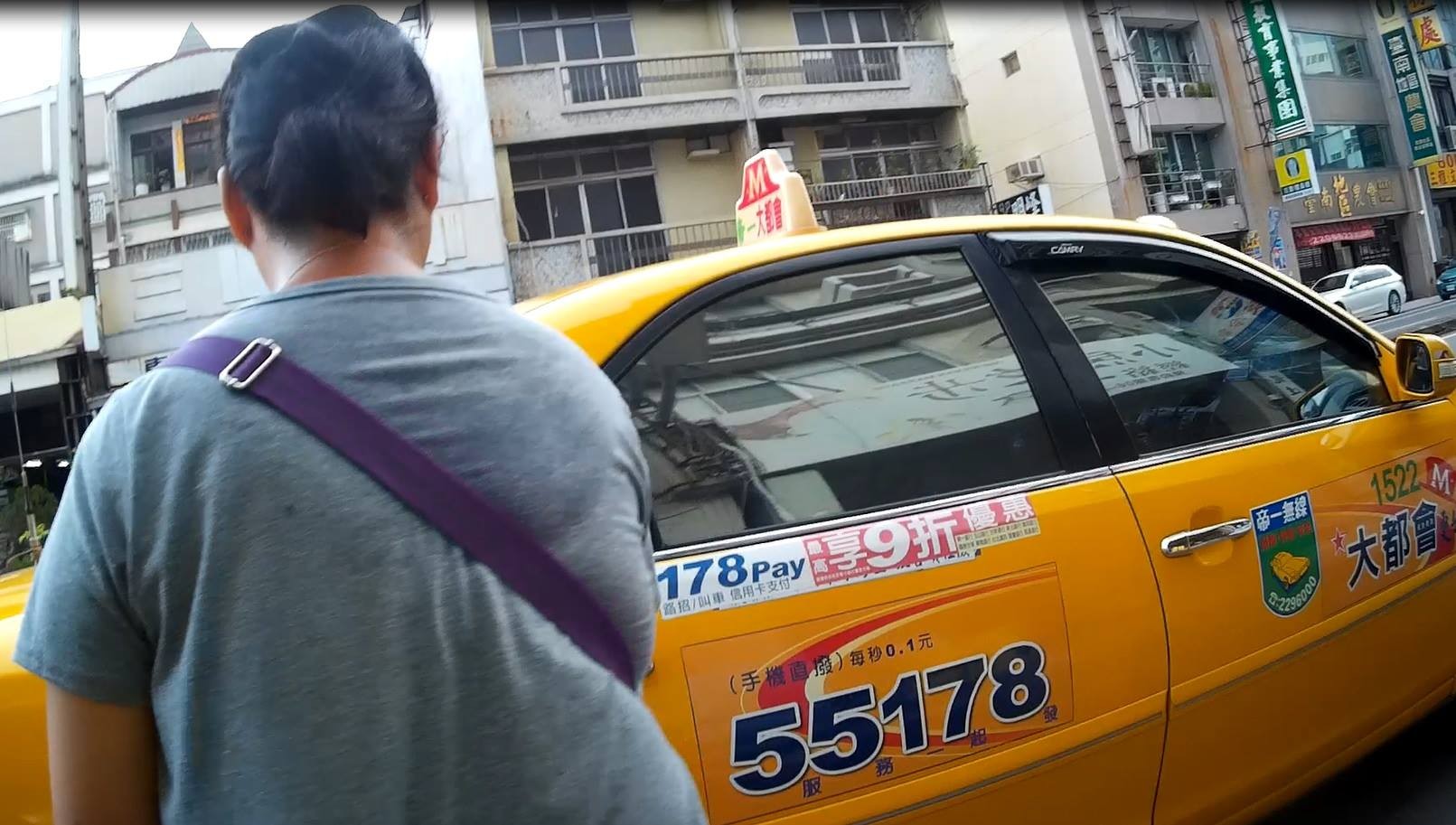台南市一名婦人要趕到醫院見癌末丈夫最後一面，但都攔不到計程車，經警方協助才終於坐上小黃。（圖／記者陳俊宏翻攝）
