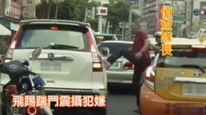 台南市一名羅姓嫌犯拒捕，竟多次衝撞警車和民車；警方連開22槍，射破羅嫌車輛的4個輪胎，逮捕困獸之鬥的他。（圖／翻攝黃宗仁「阿仁局長室」臉書）
