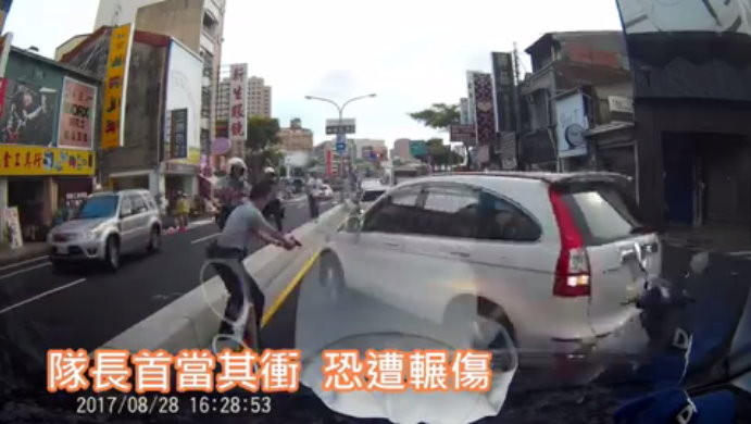 台南市一名羅姓嫌犯拒捕，竟多次衝撞警車和民車；警方連開22槍，射破羅嫌車輛的4個輪胎，逮捕困獸之鬥的他。（圖／翻攝黃宗仁「阿仁局長室」臉書）
