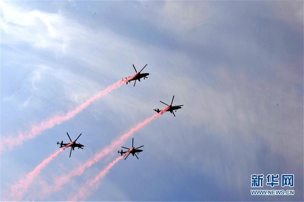 直-19雙芭蕾空中飛行，「風雷」飛行隊亮相天津直博會。（圖／翻攝自新華社）