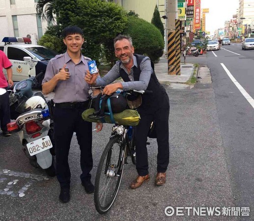 ▲台南市警永康分局鹽行派出所警員李泱寯，為外籍旅客修復單車及提供手機充電服務，令外國旅客深刻體會到台灣警察的熱情及人情味。（圖／警方提供）