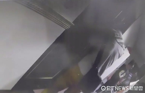 ▲一群少年在路上偶遇仇家，持預藏在車內的武器將對方打到全身多處撕裂傷後逃逸。（圖／記者林煒傑翻攝）