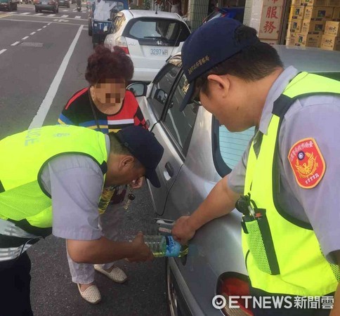 ▲警方協助李婦加油後車輛仍發不動，經請車輛維修人員前來處理，才將車輛故障排除，李婦警熱心協助十分感謝。（圖／記者林悅翻攝）