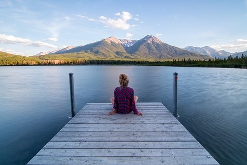 ▲▼湖,一個人,平靜,思考 。（圖／取自pixabay）