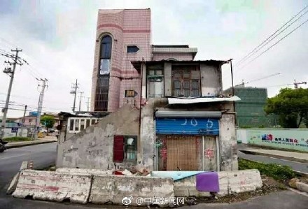 ▲▼「上海最牛釘子戶」簽署搬遷同意書，耗了將近14年終於要拆遷。（圖／翻攝自中国新闻网微博）