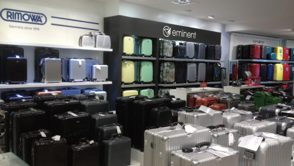 在德國最大百貨通路上，台灣的行李箱品牌與德國品牌RIMOWA並列（圖／商業周刊／萬國通路提供）