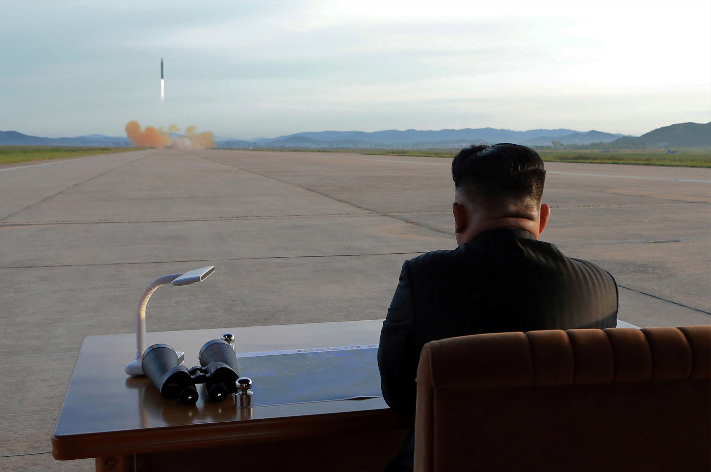 北韓領導人金正恩視察「火星-12」發射。（圖／路透社）