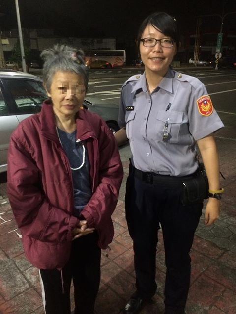 嘉義一名70歲老婦人在醫院坐了17小時，她見警方到場關心，不斷重複說「我兒子忘記我了」，讓員警聽了鼻酸。原來患有思覺失調障礙的兒子，把老母帶到醫院看診，就在車內睡著了。（圖／記者陳俊宏翻攝）