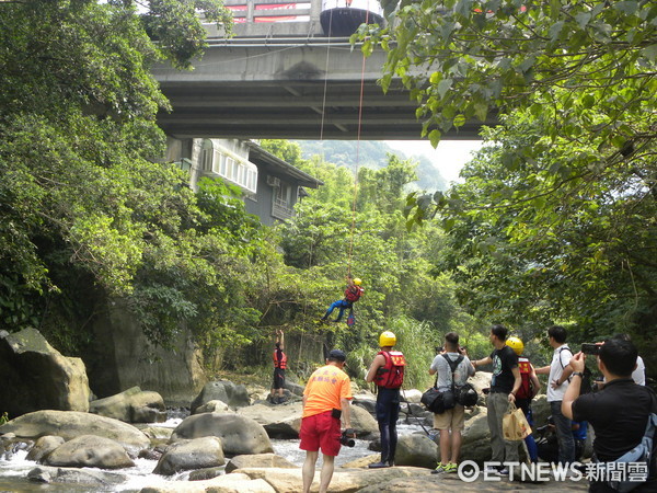 台北市消防局4日在外雙溪的碧溪橋下進行防溺、救溺演練，提醒民眾夏季戲水瓔注意安全。(圖／資料照)