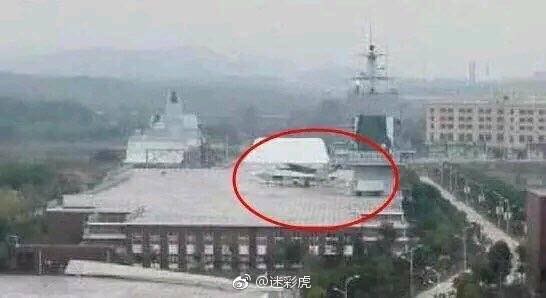 疑似殲-20身影出現在武漢航母樓。（圖／翻攝自大陸網站）