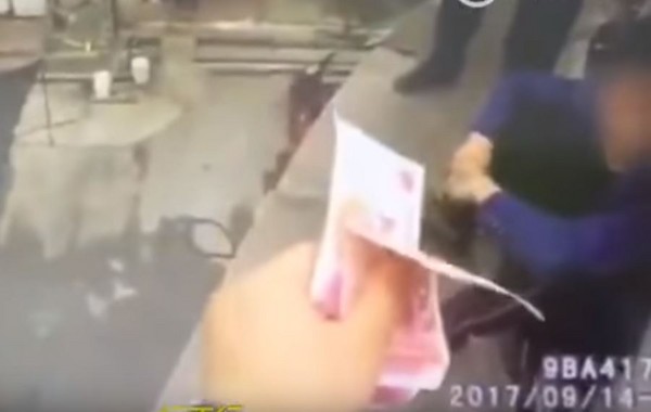 ▲強國男欲跳橋自殺 見警察掏出200元喜孜孜的「不跳了」（圖／翻攝自YouTube／網易新聞）