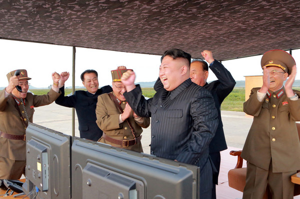 北韓領導人金正恩視察「火星-12」發射。（圖／路透社）