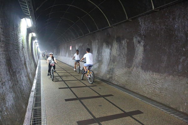 隧道內路面平緩好走，騎乘十分愜意。