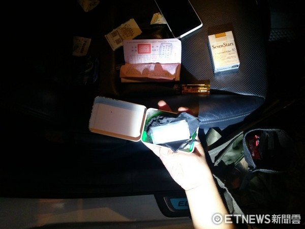 ▲男子長途夜車載完朋友後毒癮發作，竟直接占用一車道吸毒解癮。（圖／記者林煒傑翻攝）