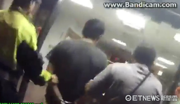 ▲男子長途夜車載完朋友後毒癮發作，竟直接占用一車道吸毒解癮。（圖／記者林煒傑翻攝）