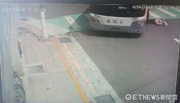 ▲北市長安東路80歲婦人被國光客運撞倒。（圖／記者張曼蘋翻攝）