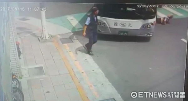 ▲北市長安東路80歲婦人被國光客運撞倒。（圖／記者張曼蘋翻攝）